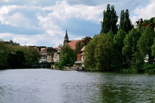 Bilck über den Neckar, von der Bismarckstrasse aus Richtung Stiftskirche, an einem sonnigen Apriltag.
