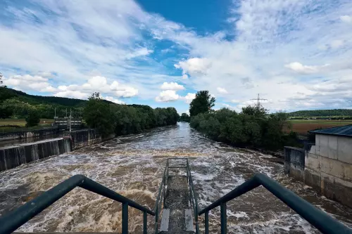 Auf dem Neckarstauwehr mit Blick auf die sprudelnden Wassermassen, nachdem das Wehr aufgrund relativ hoher Pegelstände ein wenig geöffnet werden musste..