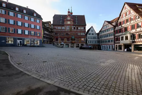 Der zentrale Marktplatz von Tübingen mit dem historischen Rathaus und einigen weiteren, ebenfalls denkmalgeschützten Gebäuden.