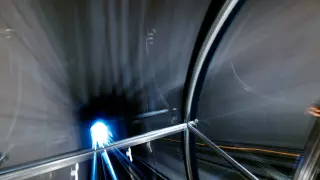 Blick aus der Standseilbahn in Le Treport in den Tunnel als freihändige, sechssekündige Aufnahme.