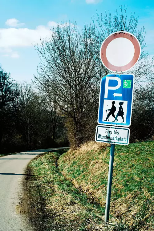 Straßenschild mit Hinweisen für Kraftfahrzeuge und für Radfahrende