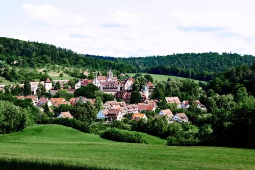 Kleine Ortschaft, nördlich von Tübingen, im Sommer mit Blick auf das Kloster Bebenhausen im Zentrum.