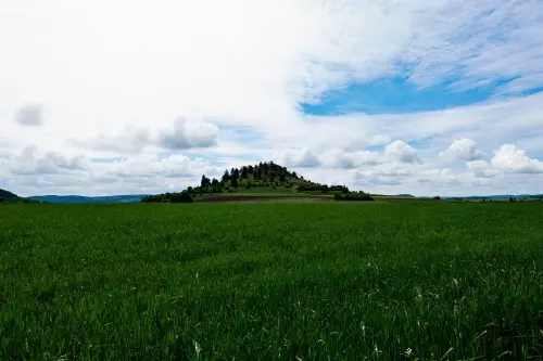 Salmendinger Kapelle, aus sehr weiter Ferne aufgenommen.