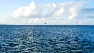 Blick auf die "blanke", bläuliche Nordsee an einem wolkigen, aber sonnigen Tag.