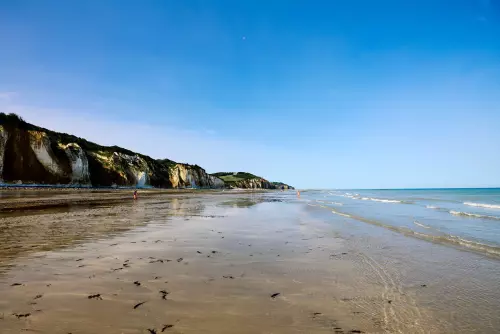 Am Strand von Plage du Petit Ailly in der Normandie bei Ebbe mit Blick gen Westen: Links die Kalkfelsen, rechts der Ärmelkanal.