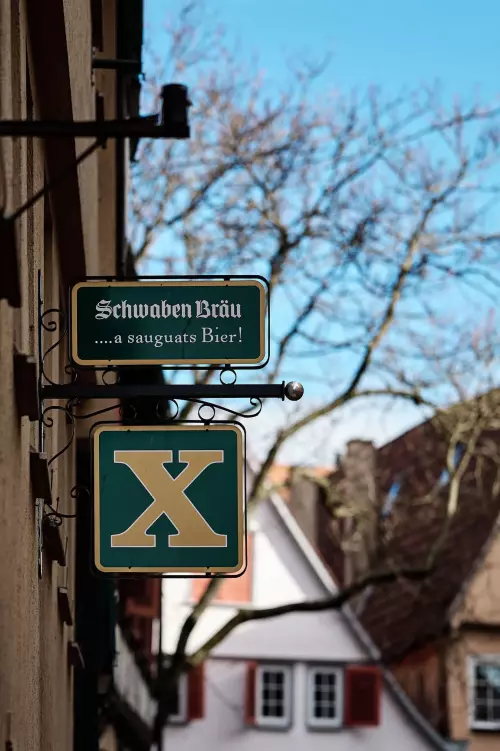 StraßenLogo vom X in Tübingen, einer klassischen Frittenschmiede, die seit gut 40 Jahren existiert.