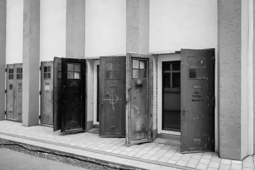 Geöffnete, angerostete Stahltüren zum Trafo-Haus am ehemaligen Gelände der Textilfabrik Egeria.