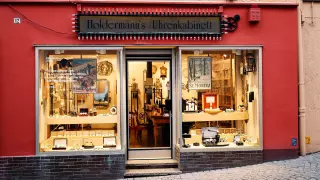 Schaufenster des renommierten Uhrengeschäfts der Familie Holdermann in Tübingen - Firmenname leider inklusive "Deppenapostroph".