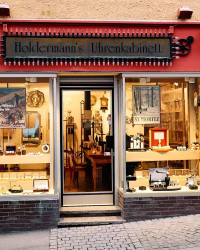 Schaufenster des renommierten Uhrengeschäfts der Familie Holdermann in Tübingen - Firmenname leider inklusive "Deppenapostroph".