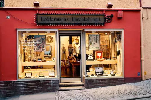 Schaufenster des renommierten Uhrengeschäfts der Familie Holdermann in Tübingen - Firmenname leider inklusive "Deppenapostroph".