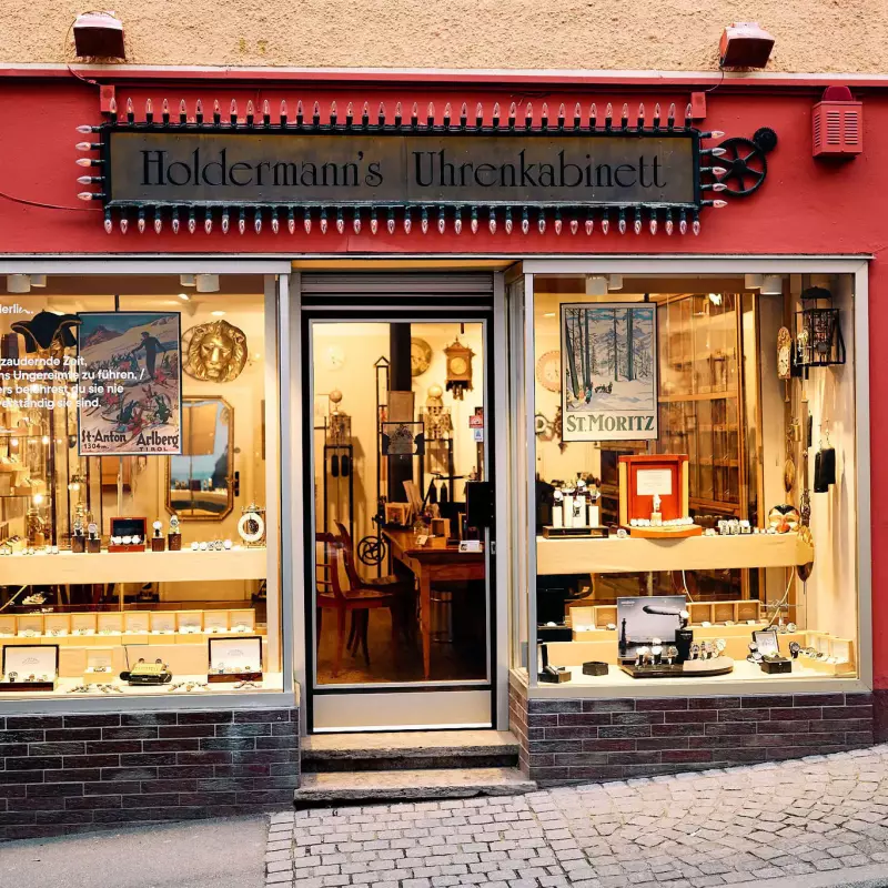 Schaufenster des renommierten Uhrengeschäfts der Familie Holdermann in Tübingen - Firmenname leider inklusive "Deppenapostroph".