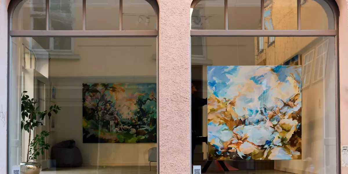 Schaufenster einer kleinen Kunstgalerie in der Haaggasse.
