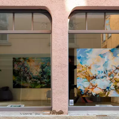Schaufenster einer kleinen Kunstgalerie in der Haaggasse.