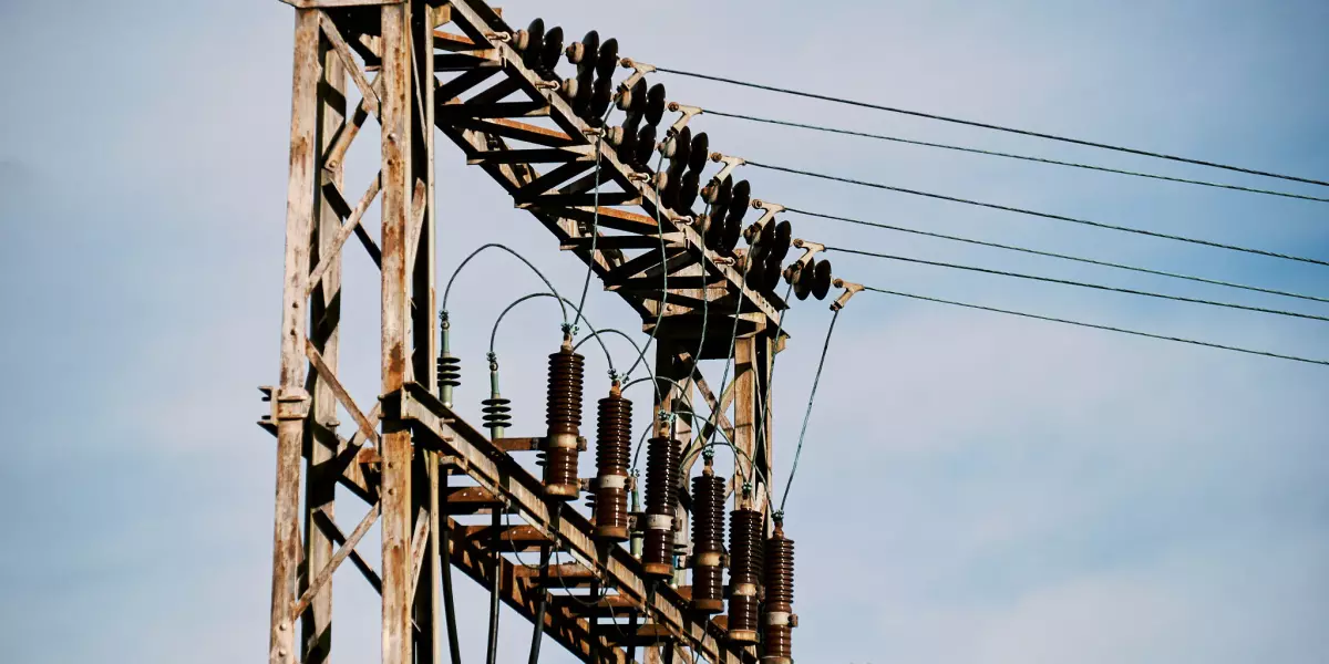Stromverteiler mit rostigen Stützen und auffälligen Isolatoren