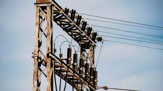 Stromverteiler mit rostigen Stützen und auffälligen Isolatoren